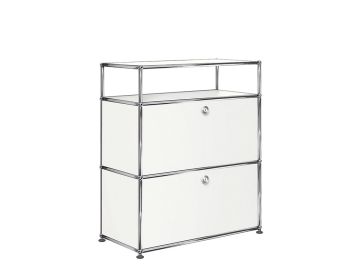 Weißes USM Haller Sideboard mit 2 Klappen und Aufbau, verchromtem Rahmen, zwei Fronten, kleinen schwarzen Füßen und einem offenen Fach für vielseitigen Stauraum.
