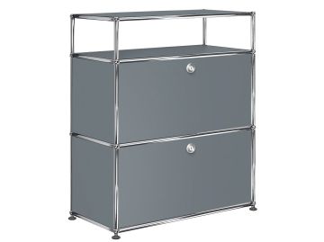 Das USM Haller Sideboard mit 2 Klappen und Aufbau in mittelgrau bietet mit zwei abschließbaren Fächern und einer offenen Ablagefläche stilvollen und sicheren Stauraum.