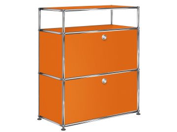 Das USM Haller Sideboard mit 2 Klappen und Aufbau in reinorange verfügt über zwei abschließbare Fächer und eine offene Ablagefläche, die von einem schlanken Chromrohr getragen wird.