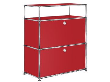 Das USM Haller Sideboard mit 2 Klappen und Aufbau in rubinrot verfügt über zwei geschlossene Fächer und eine obere Ablage, die von eleganten Chromrahmen getragen wird - ein zeitloses Stück klassisches USM Design.