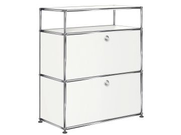 Ein weißes USM Haller Sideboard mit 2 Klappen und Aufbau (reinweiß) mit einem Metallrahmen, zwei abschließbaren Fächern und einem offenen Regal.