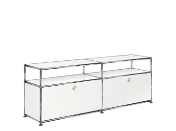 USM Haller Lowboard mit 2 Klappen und Aufbau-ein elegantes Aufbewahrungsmöbel mit verchromtem Rahmen und flacher Oberfläche auf kleinen schwarzen Füßen für moderne Interieurs.