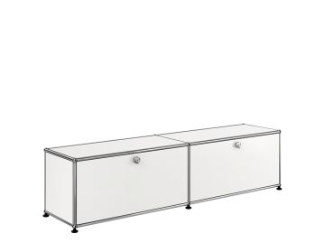 Zwei weiße USM Haller Lowboard 2x1 mit 2 Klappen mit Metallrahmen und schwarzen Füßen, nebeneinander gestellt - perfekt als stilvolles TV-Hi-Fi-Möbel oder Lowboard mit Klappen.