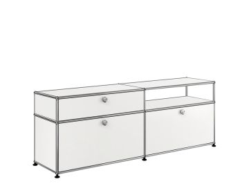 Das USM Haller Lowboard mit 2 Klappen und 1 Schublade in Weiß verfügt über zwei geschlossene Fächer, eine Schublade, eine offene Ablage und schwarze Füße.