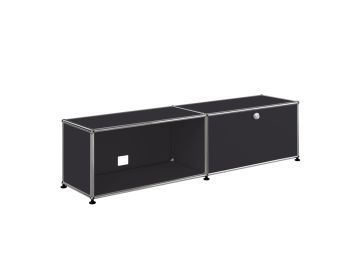 Schlankes USM Haller TV/Hi-Fi Board 2x1 in graphitschwarz mit einem offenen und einem geschlossenen Fach (1 Klappe), auf kurzen Beinen - ideal für moderne Aufbewahrungs- und Medieneinrichtungen.