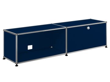Ein USM Haller TV/Hi-Fi 2x1 mit 1 Klappe (stahlblau) modularer Schrank mit zwei Abschnitten: ein offener und ein geschlossener mit einem Schloss.