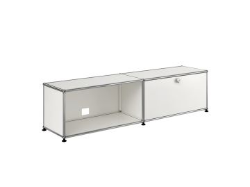 Die USM Haller TV/Hi-Fi 2x1 mit 1 Klappe in reinem Weiß verfügt über einen Metallrahmen, ein offenes Fach und eine abschließbare Klappe - ideal für die stilvolle und sichere Aufbewahrung von Medien.