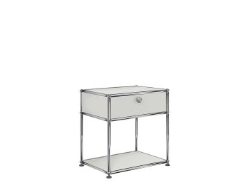 Der USM Haller Nachttisch H56,5 cm ist ein moderner weißer Nachttisch mit einem Metallrahmen, einer Schublade und einer unteren Ablage.