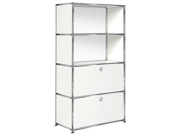 Der USM Haller Regal 1x4 mit 2 Klappen bietet modernes Design mit zwei offenen Ablagen oben und zwei geschlossenen Fächern unten für praktische Aufbewahrung.