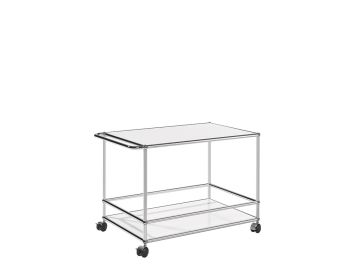Der USM Haller Servierwagen Höhe 575 mm ist ein minimalistischer Barwagen aus Metall und Glas mit zwei Ablagen und vier schwarzen Lenkrollen.