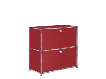 Das USM Haller Sideboard mit 2 Klappen (USM rubinrot) Ausstellungsstück hat ein rotes, zweigeschossiges Design mit verchromtem Rahmen und abschließbaren Fronten, ideal als platzsparendes Sideboard vor weißem Hintergrund. Das USM Haller Sideboard mit 2 Klappen (USM rubinrot) Ausstellungsstück hat ein rotes, zweigeschossiges Design mit verchromtem Rahmen und abschließbaren Fronten, ideal als platzsparendes Sideboard vor weißem Hintergrund.