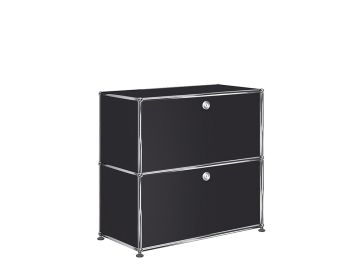 Das USM Haller Sideboard mit 2 Klappen (graphitschwarz) Ausstellungsstück zeichnet sich durch sein elegantes schwarzes Design mit zwei Klappen aus und bietet sowohl modernen Stil als auch sichere Aufbewahrung in einem Designerstück.
