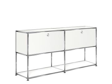 Das USM Haller Sideboard mit 2 offenen Fächern unten zeichnet sich durch ein weißes, modernes Metallgestell und einen erhöhten offenen Sockel aus - ideal als schickes Sideboard für zeitgenössische Interieurs.