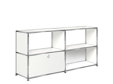 Das USM Haller Sideboard mit 1 Klappe ist ein weißes, modulares Regal mit drei offenen Fächern und einem Fach mit Flügeltür, umrahmt von klassischen Metallrohren im kultigen USM Haller Design.
