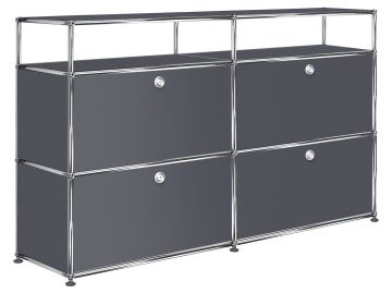 Das USM Haller Sideboard mit 4 Klappen und Aufbau in anthrazitgrau bietet vier geschlossene Fächer und einen verchromten Rahmen, ideal für eine stilvolle modulare Aufbewahrung.