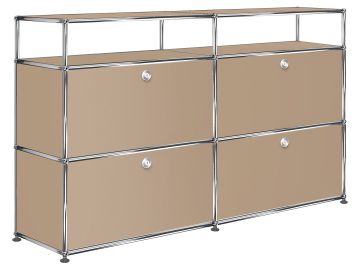 USM Haller Sideboard mit 4 Klappen und Aufbau in USM Beige, mit vier abschließbaren Fächern und einer oberen Ablage, umrahmt von verchromten Streben - inspiriert vom zeitlosen Design der USM Haller Möbel.