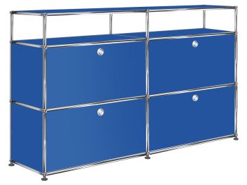 Das USM Haller Sideboard mit 4 Klappen und Aufbau in enzianblau bietet vier Fächer und ein oberes Regal - ein elegantes, modulares Metallregal für moderne Innenräume.