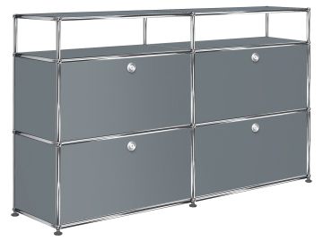 Das USM Haller Sideboard mit 4 Klappen und Aufbau in mittelgrau bietet eleganten Stauraum und überzeugt als stilvolles Möbelstück für jedes moderne Zuhause.