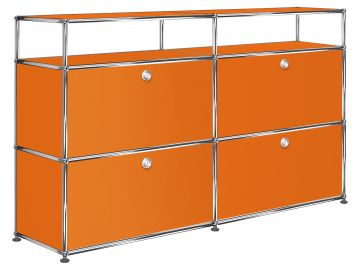 USM Haller Sideboard mit 4 Klappen und Aufbau in reinorange, aus Metall gefertigt, bietet vier Fächer mit Klapptüren sowie ein offenes oberes Fach.