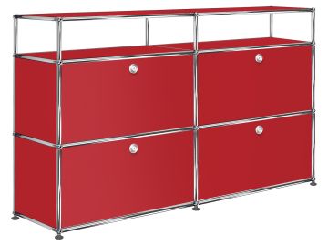 Das USM Haller Sideboard mit 4 Klappen und Aufbau in USM rubinrot verfügt über vier geschlossene Fächer und eine obere Ablage, die von verchromten Metallstäben umrahmt werden - eine Ikone des USM Möbeldesigns.