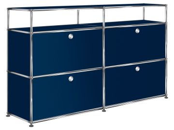 A USM Haller Sideboard mit 4 Klappen und Aufbau in stahlblau sowie verchromtem Rahmen, mit vier geschlossenen Fächern und offener Ablage oben.
