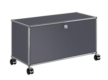 Das USM Haller TV-/Hi-Fi-Möbel mit 1 Klappe (anthrazitgrau) verfügt über einen Metallrahmen, Lenkrollen und ein Frontschloss - perfekt als flexible Aufbewahrungslösung für moderne Wohnräume.