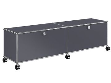 Zwei anthrazitgraue USM Haller TV-/Hi-Fi-Möbel mit zwei abklappbaren Türen, Chromrahmen und Rollen. Abschließbar, stilvoll und perfekt als modernes, mobiles TV-Möbel für Ihren Wohnbereich.