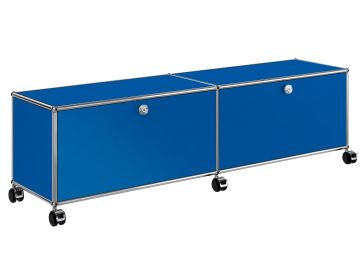 USM Haller TV-/Hi_fi Möbel mit 2 Klappen und eine Zwischentablar in enzianblau , Schrägansicht 