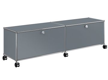 USM Haller TV-/Hi-Fi Möbel mit 2 Klappen und einem Zwischentablar in mittelgrau , Schrägansicht