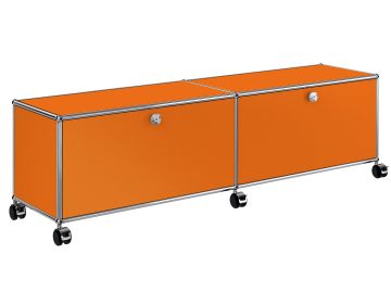 USM Haller TV-/Hi-Fi Möbel mit 2 Klappen und einem Zwischentablar in reinorange , Schrägansicht