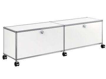 Zwei USM Haller TV-/Hi-Fi-Möbel mit 2 Klapptüren in reinweiß, mit Metallrahmen und Rollen, perfekt als flexible TV- oder Hi-Fi-Schränke, nebeneinander platziert.