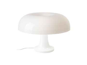 Die Tischleuchte „Nessino“ (weiß) besticht durch einen glänzenden, kuppelförmigen Schirm und einen runden Sockel und verkörpert damit das italienische Design der 1960er Jahre. Ihr modernes Design und die reflektierende Oberfläche sorgen im eingeschalteten