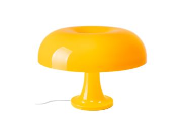Die Tischleuchte „Nessino“ (gelb) besticht durch eine glänzende gelbe Oberfläche, einen breiten, abgerundeten Schirm und einen kurzen, zylindrischen Sockel, die an das italienische Design der 60er Jahre erinnern. Vom Sockel verläuft ein weißes Kabel, das 
