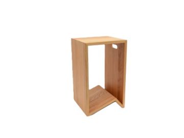Der Zack 30 Tisch ist ein rechteckiger Beistell- oder Nachttisch aus massiver Eiche mit offener Mitte und glatter Oberfläche, abgebildet auf weißem Hintergrund.