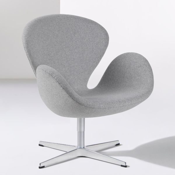 Der Schwan (hellgrau; Divina Melange, 100% Wolle) ist ein moderner, grau gepolsterter Drehstuhl mit geschwungenen Armlehnen und einem Metallfuß, inspiriert von Arne Jacobsens ikonischem Schwanenstuhl, der auf weißem Hintergrund abgebildet ist.