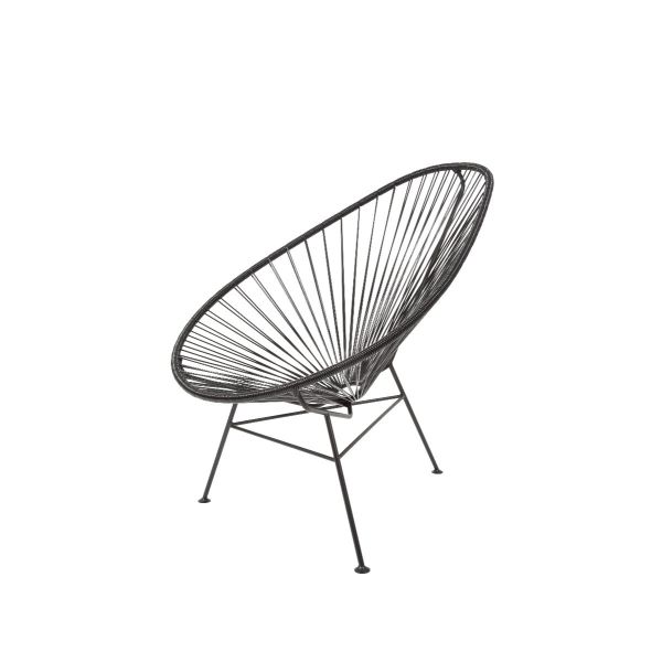 Der Acapulco Chair Classic (negro) zeichnet sich durch sein elegantes, kreisförmiges, offenes Geflecht und seine stabilen Metallbeine aus und eignet sich perfekt, um jedem Raum einen modernen Mid-Century-Stil zu verleihen.