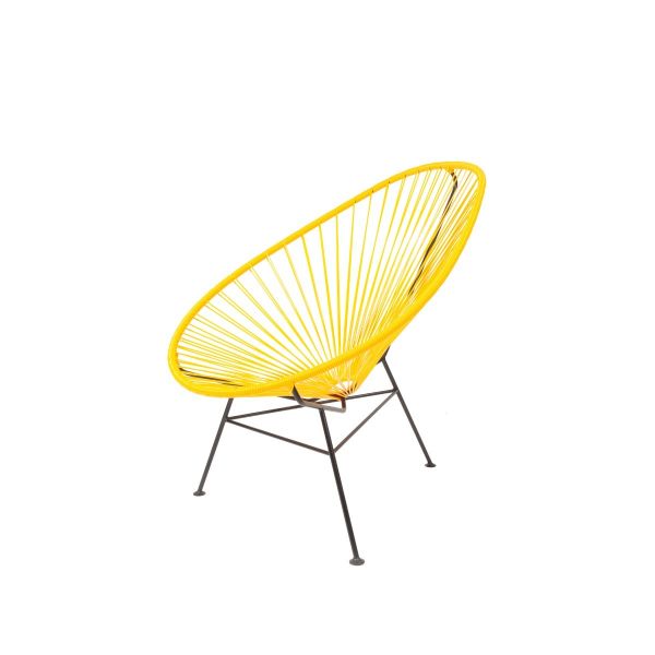 Der Acapulco Chair Classic (Mango) hat eine gelbe, runde Sitzfläche aus Fadengeflecht und schwarze Metallbeine auf weißem Hintergrund - ein atemberaubender Loungesessel der Mid Century Modern für jeden stilvollen Raum.