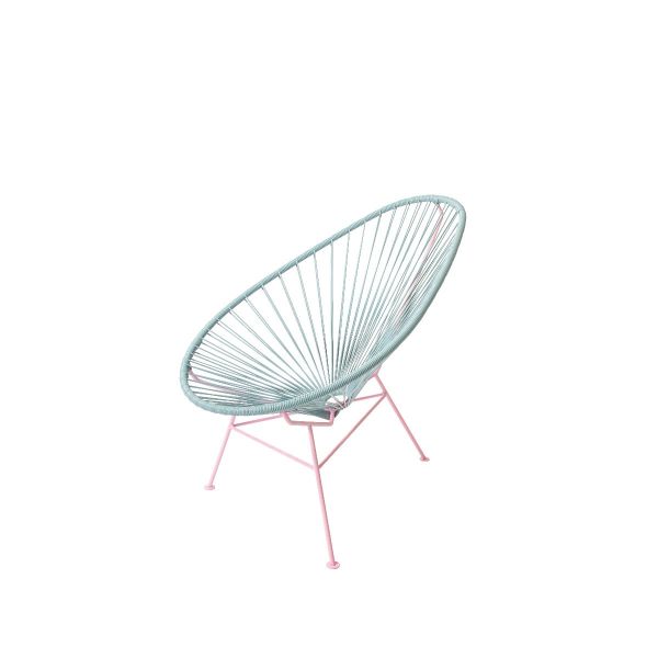 Der Acapulco Chair Classic (memphis) zeichnet sich durch einen rosafarbenen Metallrahmen und einen hellblauen, kreisförmigen Sitz aus, der vor einem weißen Hintergrund steht.