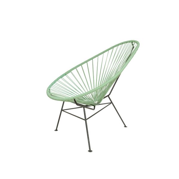 Acapulco Chair Classic (Salvia) mit Metallgestell und geflochtener Sitzfläche, rechts abgewinkelt auf weißem Hintergrund - ein ikonischer Loungesessel der Mid-Century-Moderne, ideal für stilvolle Inneneinrichtungen.