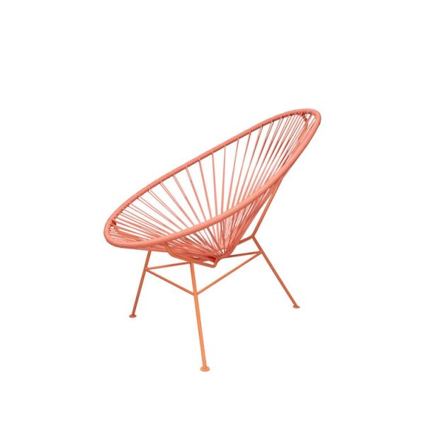 Der Acapulco Chair Classic (flamingo) zeichnet sich durch einen leuchtend orangefarbenen Metallrahmen und eine runde, geflochtene Sitzfläche im Stil des Mid Century Modern aus, die vor einem weißen Hintergrund präsentiert wird.