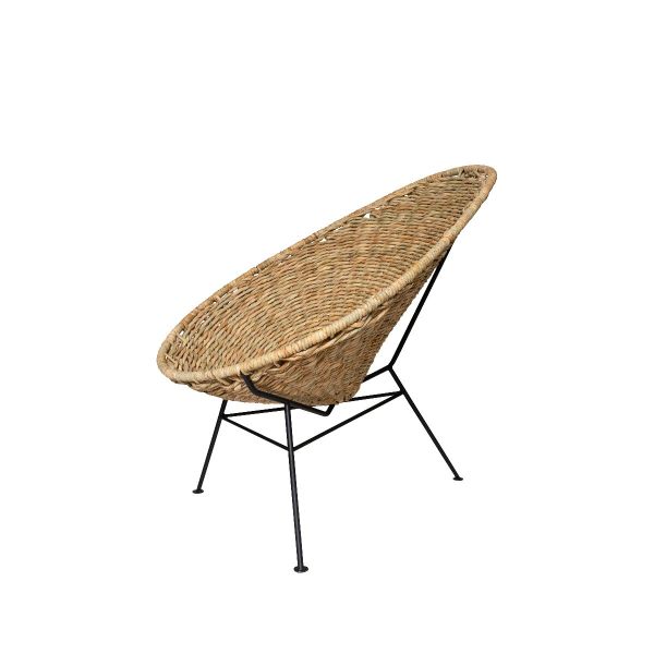 Der Acapulco Chair Palma hat eine runde Sitzfläche aus geflochtenem Rattan und schwarze Metallbeine, die aus natürlichem Geflecht gefertigt sind und vor einem weißen Hintergrund stehen.