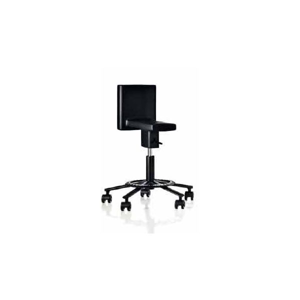 Der 360° Chair (schwarz) hat eine quadratische Rückenlehne und fünf Räder auf einem runden Sockel, der auf weißem Hintergrund abgebildet ist.