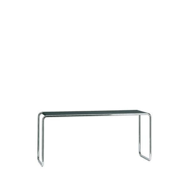 Der Couchtisch B 20 A (schwarz) zeichnet sich durch eine schlichte schwarze Platte und geschwungene, verchromte Stahlrohrbeine aus, die sein elegantes, minimalistisches Design vor einem weißen Hintergrund unterstreichen.