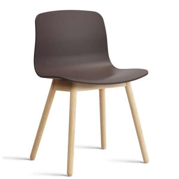 Ein moderner ergonomischer Stuhl, About A Chair AAC12 mit Standardgleiter (raisin), überzeugt durch gebogenen dunkelbraunen Sitz und helle Holzbeine im klassischen dänischen Design - präsentiert vor weißem Hintergrund.