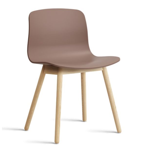 Der About A Chair AAC12 mit Standardgleiter (soft brick) ist ein moderner, ergonomischer Stuhl mit einem geschwungenen, braunen Sitz und hellen Holzbeinen, inspiriert vom dänischen Design, dargestellt auf weißem Hintergrund.