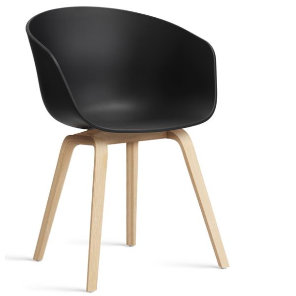 Der About A Chair AAC22 inkl.. Filzgleiter (schwarz) von HAY ist ein moderner schwarzer Kunststoffstuhl mit hellen Holzbeinen, der skandinavisches Design widerspiegelt und auf weißem Hintergrund abgebildet ist.