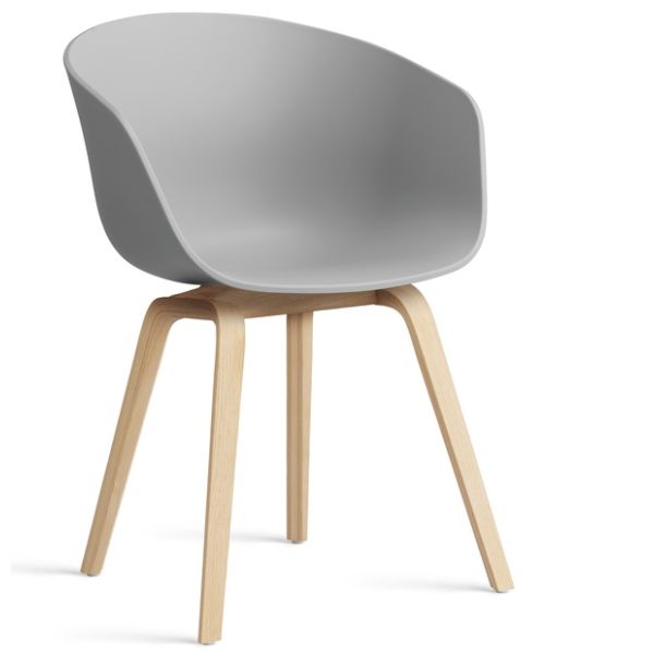 About A Chair AAC 22 geseift (Betongrau 2.0) Lagerabverkauf verfügt über einen glatten grauen Kunststoffsitz und helle Holzbeine, vor einem weißen Hintergrund, inspiriert von zeitgenössischem Design gezeigt.