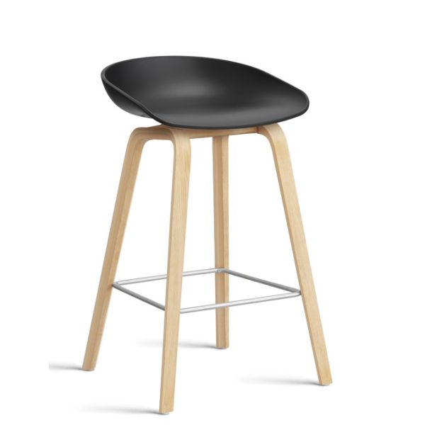 Barhocker About a Stool AAS 32 mit Gestell in eiche geseift und sitzschale in schwarz