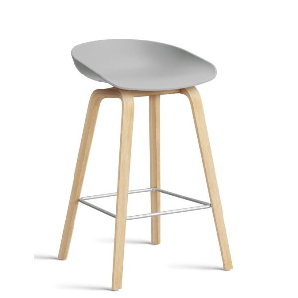 Barhocker About a Stool AAS 32 mit Gestell in eiche geseift und sitzschale in concrete grey