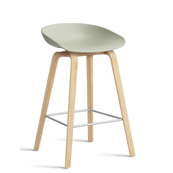 Barhocker About a Stool AAS 32 mit Gestell in eiche geseift und sitzschale in pastell green